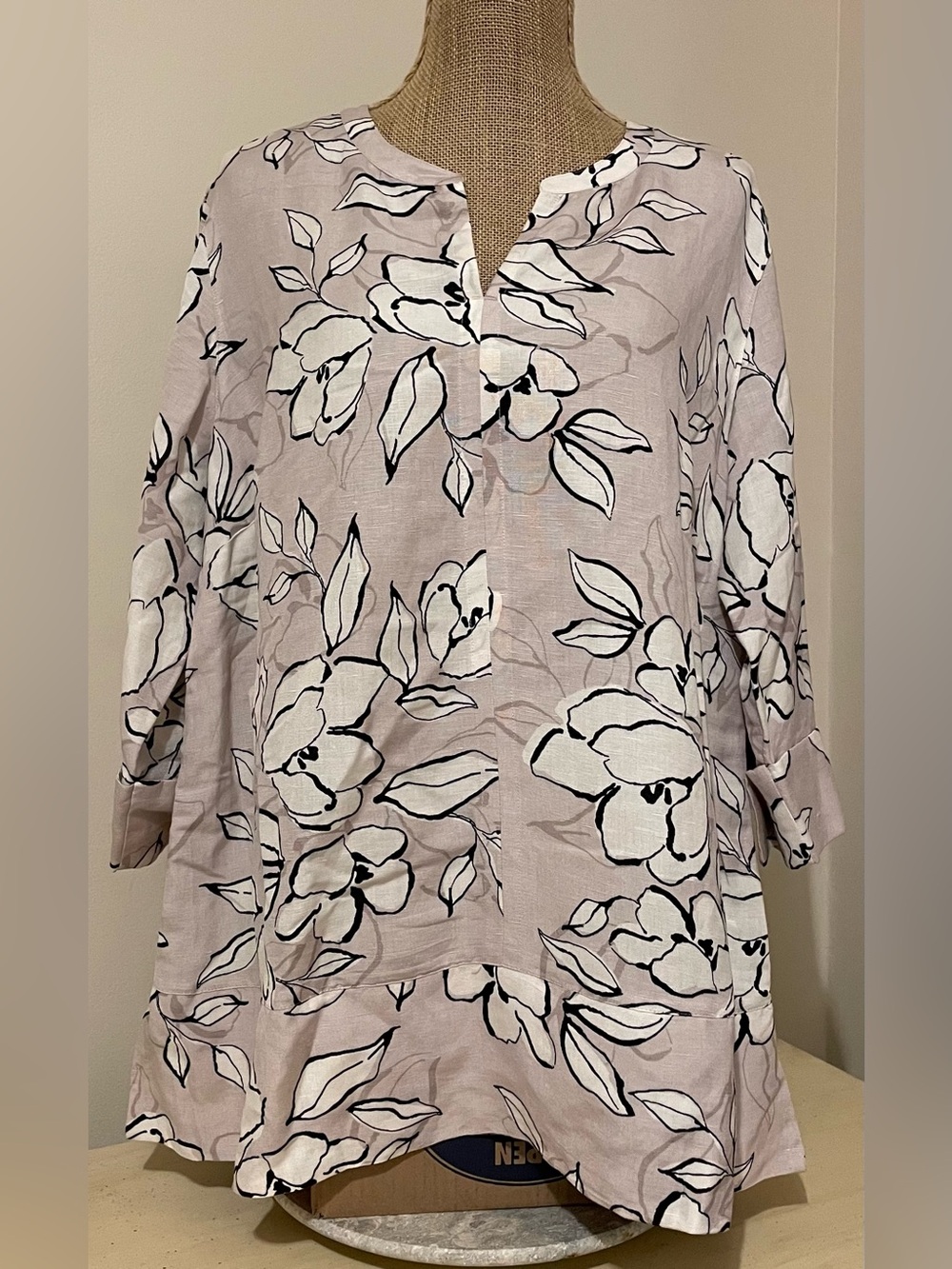 J. Jill Tan, Black, and White Floral Design V-Neck Tunic in XL Petite
